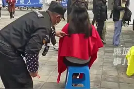 近日，上海浦东。#保安大叔免费为学生理发工具齐全手法专业。网友：又是别人的学校视频封面