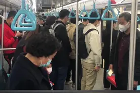 #上海地铁 列车停站#鸣笛，#乘客 全体起立共同#默哀 3分钟。#上海 #全国哀悼日 #4月4日全国哀悼视频封面