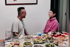 感动了！山东一女孩跟继父改口叫爸爸！妈妈拍下了全程！棒棒哒！优秀的一家人视频封面