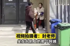 妇女节学校为全体女老师准备了玫瑰花，保洁阿姨一个人在角落里默默看着，这时一个帅气的身影奔向了她…视频封面