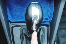 自动挡正确停车与起步。关注教练，每天更新学车视频#驾考正能量