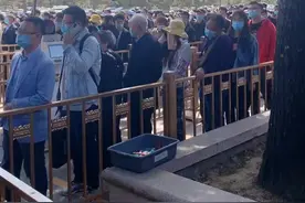 跟着我逛北京，这里是进天安门的安检口，安检排队的人很多，这里是进天安门、中山公园、劳动人民文化宫的必经之路