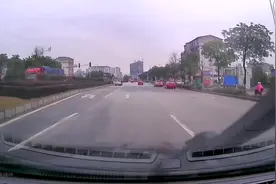 红灯压斑马线再退车#热门#交通安全#安全出行##监控下的一幕视频封面