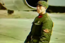 1972年尼克松访华时，美国记者抓拍总统专机旁一名解放军战士。#珍贵影像 #视觉震撼 