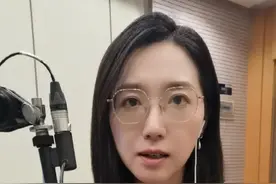 徒手接娃的英雄找到了！还原了惊心动魄的生死瞬间#好心人徒手接住楼上坠落的幼童 #致敬英雄 #新闻姐 @抖音短视频 视频封面