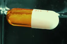 布洛芬缓释胶囊分解过程#布洛芬胶囊 #微距拍摄 #实验 #沉浸式