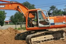 无论何时，挖掘机工作时一定放稳坐平#挖掘机培训 #挖掘机