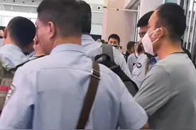 接上，蜀黍带犯罪嫌疑人坐高铁，围观的群众不要太多😜#警民dou平安 #dou是知识#净网2019视频封面