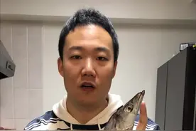 米坦终于要拿着鱼啃了？炙烤带鱼刺身！#美食趣胃计划 #在家做个拿手菜 #刺身美食