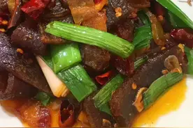 蕨粑炒风肉，软软糯糯的，比肉都好吃