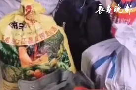 70岁父亲坐30小时火车给女儿带两百多斤特产 网友:来自父亲无私的爱！视频封面