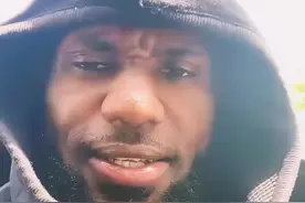 “回家后的詹姆斯 看到布朗尼扣篮 发出gigigi 的叫声” #詹姆斯  #布朗尼