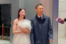 #张译叫刘浩存一起拍照 #第34届金鸡奖开幕式 上#张译 叫#刘浩存 一起照相 #一秒钟 剧组团聚啦😍视频封面