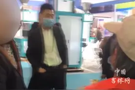 大妈不小心打翻茶杯，女工作人员怼热心大哥：你装啥好人？视频封面