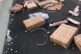 此前货车在高速上发生事故，10吨猪肉散落引发哄抢，只剩下三吨，就连货车掉落的车门都被人拖走。#东台#富安视频封面