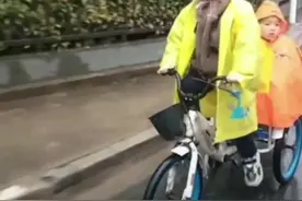 大班哥哥骑三轮车带着小班弟弟上学后续来了，爸爸专门开车来接兄弟二人#抖音小助手视频封面