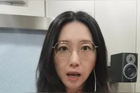 心疼又心酸！汕头医院流浪男孩牵动全网的心，该如何帮助这个懂事的孩子和可怜的家庭？#流浪男孩父亲生病进急诊科 #大v快评 #新闻姐 @抖音短视频 