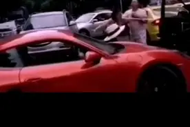 大快人心！又一个走在反腐前线的夫人立功了！重庆警方：免去保时捷女车主丈夫所长职务，对其立案调查！