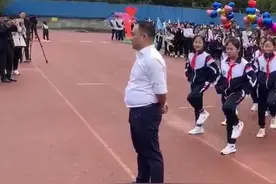 #校园生活 4月19日，贵州。班主任与学生一起“尬舞”，活力四射！你还记得你的班主任吗？#搞笑视频 #校园视频封面