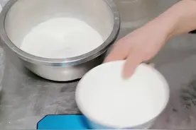 空心大麻球这样做，空心不塌陷、不开裂，香甜软糯，外酥里软。 准备：1斤水磨糯米粉，350克白糖，5克麻球改良剂，5克无吕泡打粉，300克温水。你学会了吗？#空心麻球制作过程 #麻球做法 #麻球制作全过程 #麻球 #美食 #空心麻球 