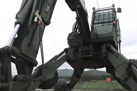 武警用的挖掘机，简直是还原了每个男孩子儿时的梦想。#挖掘机 