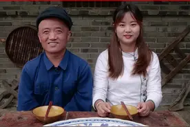 今天爸爸搞了一些鲫鱼回来，我做了个传统川菜，葱香鲫鱼，巴适#美食推荐官 #美食趣味计划