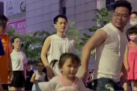 #最嗨广场舞 #爱跳舞的小朋友 一甩头一抖肩一跺脚正踩点，简直是萌翻全场，超厉害的小妹妹啊…#这舞姿这步伐 #萌娃跳舞 @抖音短视频 