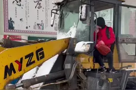 酷炫老爸！#下雪天老爸开铲车接娃 ， 还顺带帮学校铲了雪视频封面