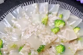 #肉皮冻￼#美食教程￼ 电饭煲做肉皮冻，全程不用看火，做出来Q弹好吃￼￼😋