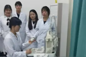 用口水代替耦合剂，也只有小胖想得出来，看着他们闹，想起自己年少时也不着调😂#校园#医学科普  #医学生懂医学生 视频封面