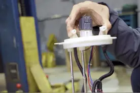 解体一个汽车油箱，带你了解加油和没油的正确应对方式#每天一个用车知识#用车有妙招#新车驾到 视频封面