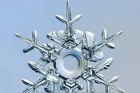 为什么雪花可以形成如此完美的六角形的形状呢？是巧合，还是说是自然中的一些规律呢？#雪花为什么是六角形