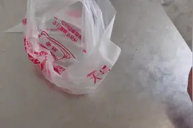 大家经常问大红色巧克力应该怎么调？我用的是色粉。（仔细看视频