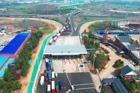 最近你的快递迟迟不派送也别急 很有可能在高速出口排队#航拍视频封面