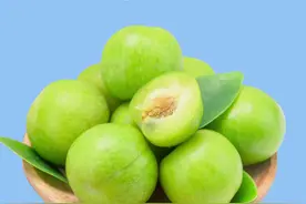 减脂期可以吃李子吗？一天可以吃几个呢？#健康减脂 #减肥小知识 #吃瘦不饿瘦 #路过的知识 视频封面