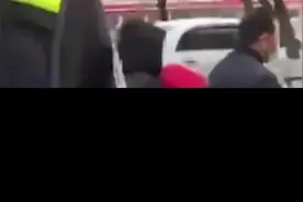 交警用个人二维码收款，当事女子：录视频引不满，没有开票视频封面