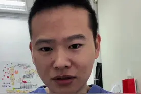 宝宝为什么啃脚丫？吃脚jiojio？没那么简单#新生儿科张医生 #育儿科普 #啃脚丫子的宝宝视频封面