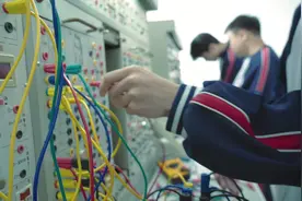 【电子电器应用与维修】开设的专业课程有电工基础、电子技术基础