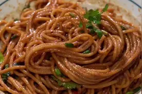 武汉热干面是非油炸的碱面，只要一煮一拌八分钟就可以开吃