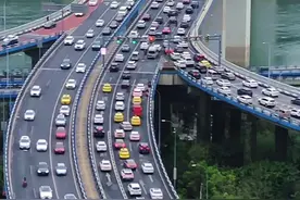 这是重庆限行后的嘉华大桥场面 车流是不是比以前少了啊？#堵车 #车流 #桥 #重庆美好推荐官视频封面