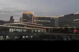 南通人民医院新院灯火辉煌,明天(11月28日)正式开诊,地铁1号线崇川大道4号出口无缝对接。希望硬件大幅提升的同时软件同步提升,为通城百姓提供优质的医疗服务！视频封面