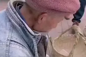 #卖手工编织篮的老爷爷被骗收100元假币 ，还找了70元。骗子却半路丢了篮子离去，你的良心去哪儿了？视频封面