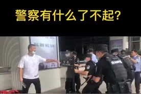 有人在南京火车站持菜刀砍人？不要恐慌！这是铁路南京派出所联合铁路南京站组织开展反恐应急演练。视频封面