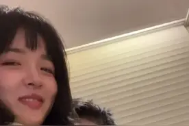 男生对女朋友撒娇，看到女朋友偷拍后，秒变东北爷们儿。 #男孩子真实可爱的生物 #情侣 #鹤壁新闻网视频封面