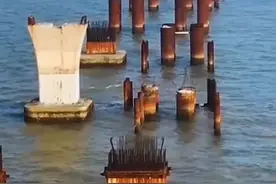 海南如意岛耗资几十亿,如今成为烂尾工程曾经对标迪拜！ 如意岛当初被视为高大上项目，被列入新奇世界国际度假区的一部分，可谓是令人无比的期待。现在就剩下锈迹斑斑孤零零的桥墩，工地上几架起重机被闲置已久，现场荒凉令人唏嘘，半拉子工程何时能恢复遥遥无期。 那么为什么如意岛停工不继续建呢？#超级工程 #基建狂魔 #中国基建 #工程人 #航拍视频封面