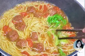 家里有孩子，早餐不糊弄，煮一锅莲藕丸子热汤面