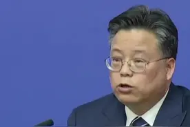 #北京辟谣封城静默 #北京提醒市民没必要抢菜 5月12日下午，北京市召开新冠疫情防控工作第332场新闻发布会。北京市委宣传部副部长、市政府新闻办主任、北京市政府新闻发言人徐和建通报，我们将有序组织区域核酸筛查，期间只是倡导市民朋友减少流动，所谓封城静默都是谣言，抢菜屯购更没必要。#北京社会面保持正常视频封面