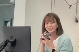 高校神仙颜值老师上课惊叹学生 ，同学：尤其是她与众不同的气质！网友：你们学校录取学生有年龄限制吗？ #教育 #校园 #老师 #大学 #气质女神视频封面