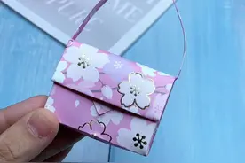 用一张纸给娃娃做迷你包包吧，女孩子的最爱，里面可以放好多小东西#折纸 #亲子手工 #简单折纸
