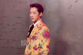 #赖冠霖 印花西装造型，他真的蛮适合花俏衣服诶#娱情现场视频封面
